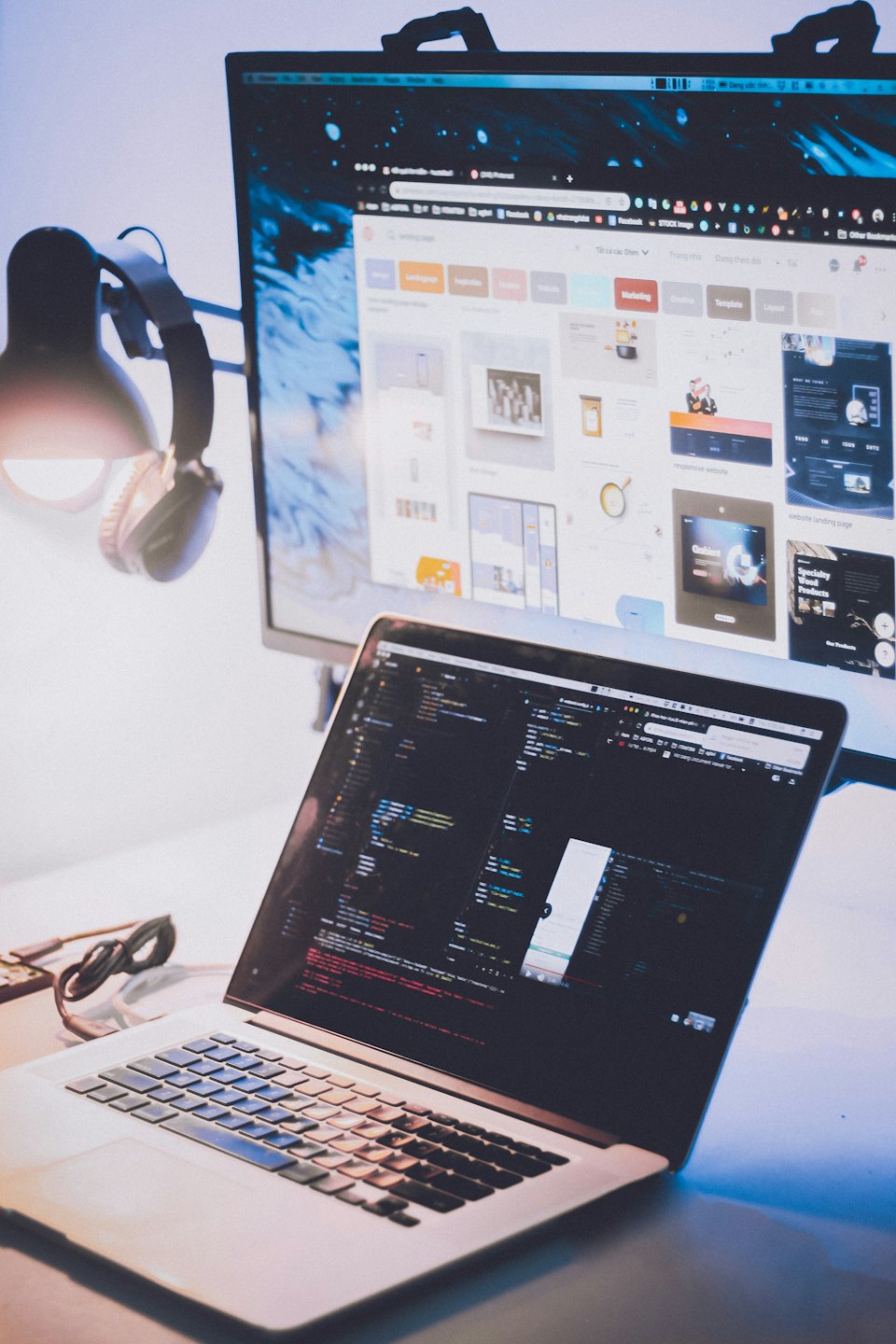 Ilustrasi ruang kerja digital dengan laptop dan monitor